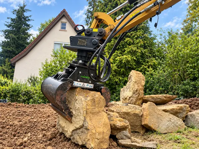 Hydraulischer Mehrzweckgreifer beim Versetzen eines Natursteins